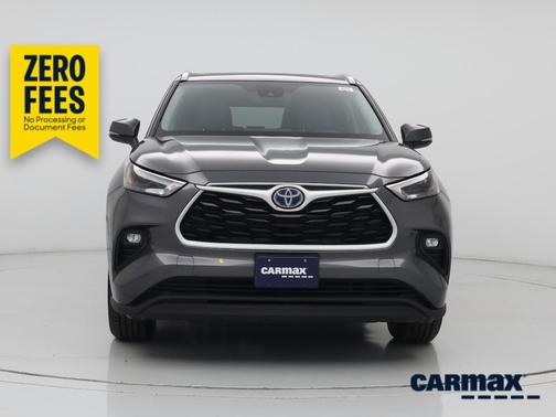 Gray 2022 Toyota Highlander Hybrid XLE