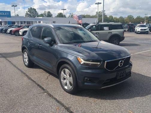 2022 Volvo XC40 T5 Momentum