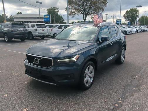 2022 Volvo XC40 T5 Momentum