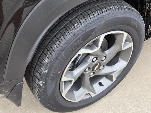 Mosaic Black Metallic 2026 Chevrolet Trax LT