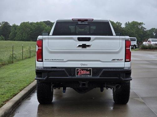 Summit White 2026 Chevrolet Silverado 2500 ZR2