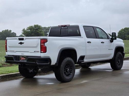 Summit White 2026 Chevrolet Silverado 2500 ZR2