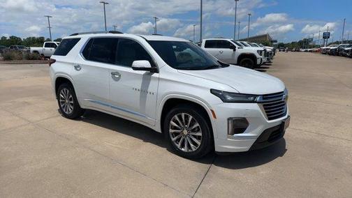 Iridescent Pearl Tricoat 2023 Chevrolet Traverse Premier