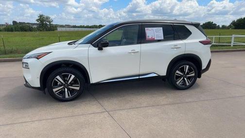 2 Tone White / Black Roof 2023 Nissan Rogue SL