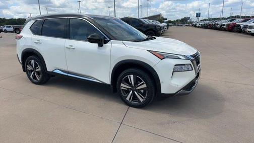 2 Tone White / Black Roof 2023 Nissan Rogue SL
