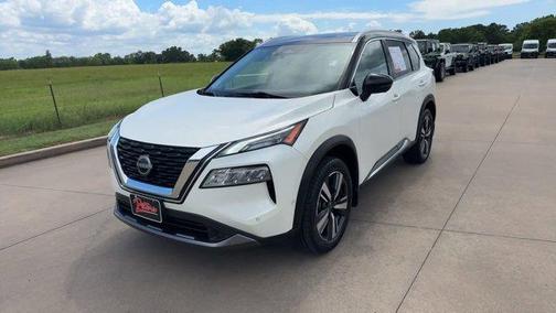 2 Tone White / Black Roof 2023 Nissan Rogue SL