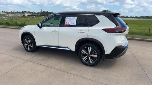 2 Tone White / Black Roof 2023 Nissan Rogue SL