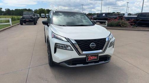 2 Tone White / Black Roof 2023 Nissan Rogue SL