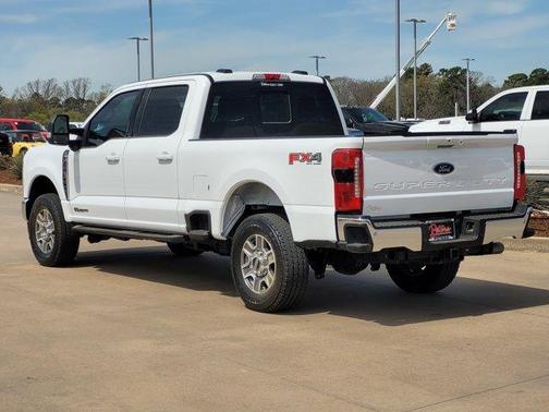 Oxford White 2024 Ford F-250 Lariat
