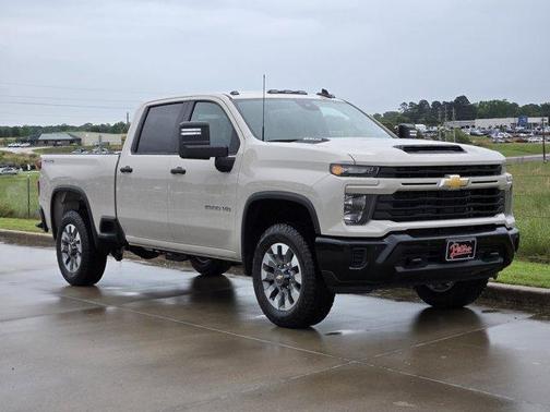 White Sand 2026 Chevrolet Silverado 2500 Custom