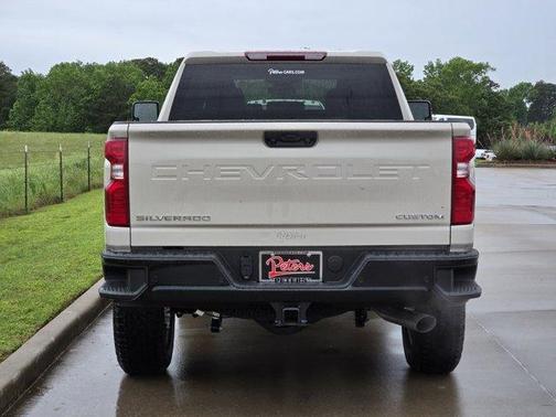 White Sand 2026 Chevrolet Silverado 2500 Custom