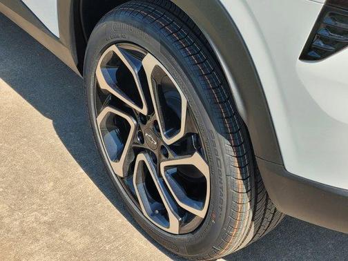 Summit White 2026 Chevrolet Trax 2RS