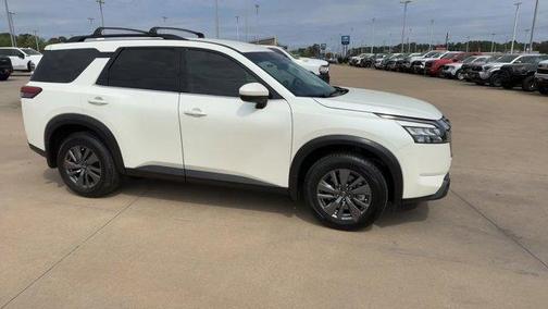 2024 Nissan Pathfinder SV