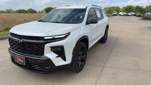 Iridescent Pearl Tricoat 2025 Chevrolet Traverse RS