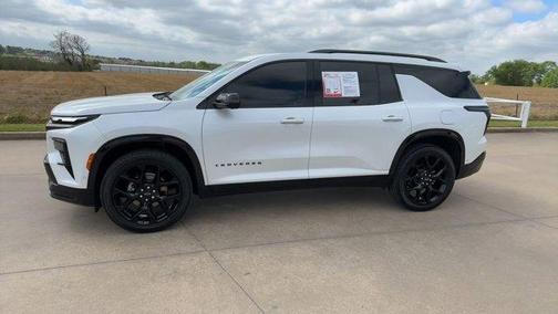 Iridescent Pearl Tricoat 2025 Chevrolet Traverse RS