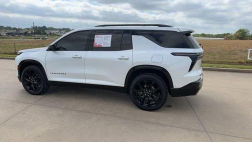 Iridescent Pearl Tricoat 2025 Chevrolet Traverse RS