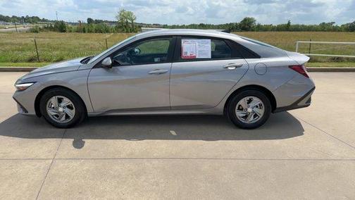 2025 Hyundai ELANTRA SE