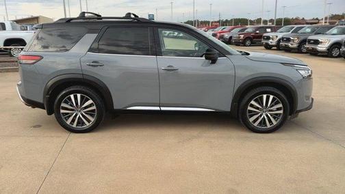 2022 Nissan Pathfinder Platinum