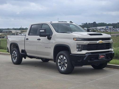White Sand 2026 Chevrolet Silverado 2500 Custom