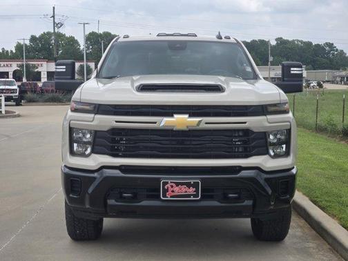 White Sand 2026 Chevrolet Silverado 2500 Custom
