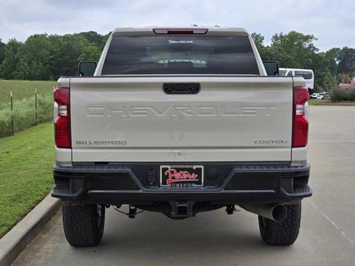 White Sand 2026 Chevrolet Silverado 2500 Custom