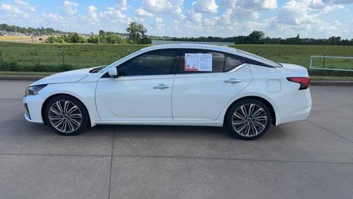 White 2023 Nissan Altima 2.5 SL
