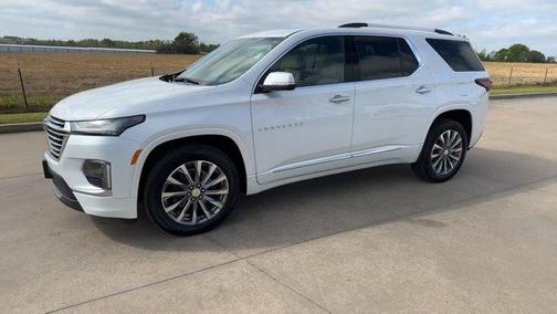Iridescent Pearl Tricoat 2023 Chevrolet Traverse Premier