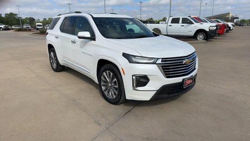 Iridescent Pearl Tricoat 2023 Chevrolet Traverse Premier