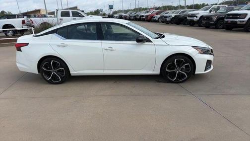 Pearl White Tri-Coat 2024 Nissan Altima 2.5 SR