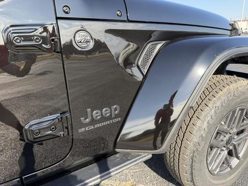 2026 Jeep Gladiator Sport