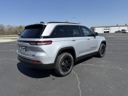 2026 Jeep Grand Cherokee Laredo