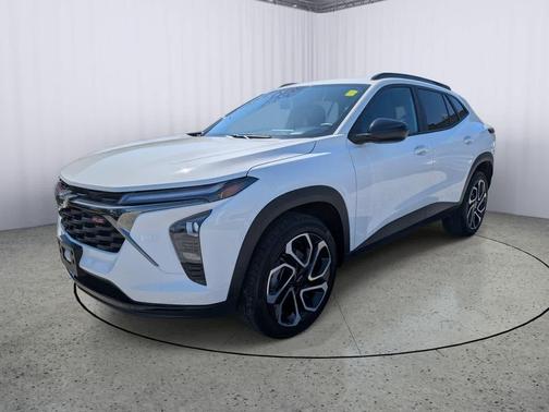 Summit White 2025 Chevrolet Trax FWD 2RS