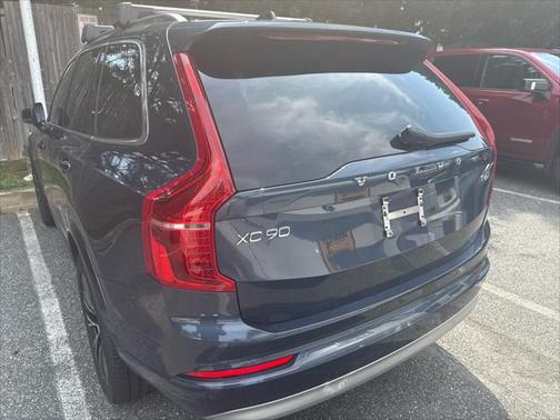 2022 Volvo XC90 T6 Momentum