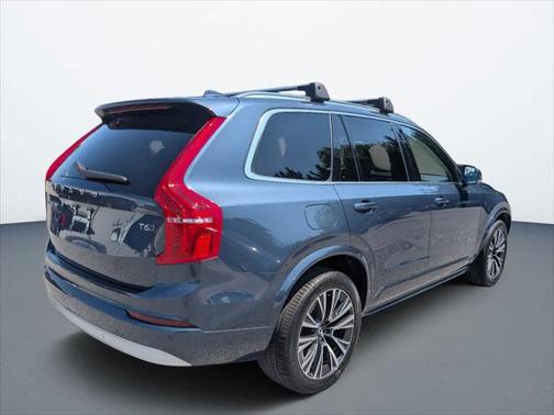 2022 Volvo XC90 T6 Momentum