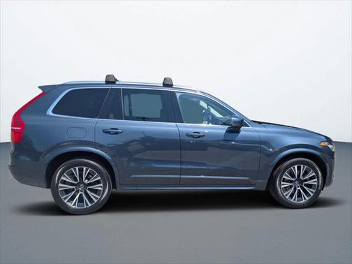 2022 Volvo XC90 T6 Momentum