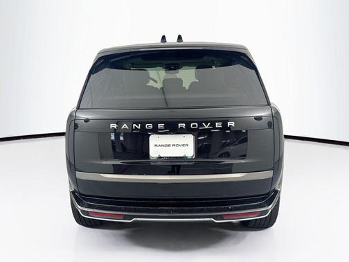 Santorini Black Metallic 2026 Land Rover Range Rover P530 SE