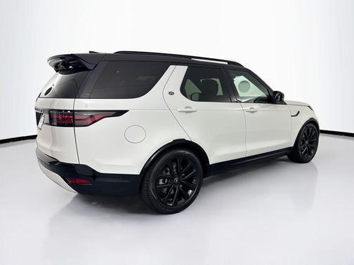 Fuji White 2026 Land Rover Discovery Dynamic SE