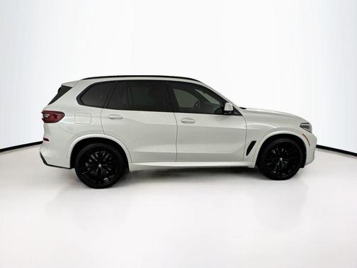 Mineral White Metallic 2021 BMW X5 sDrive40i