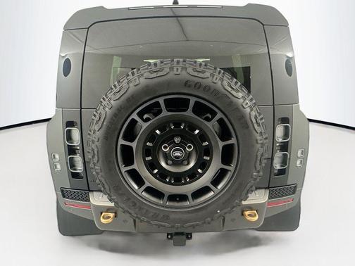 2025 Land Rover Defender P635 OCTA Edition One