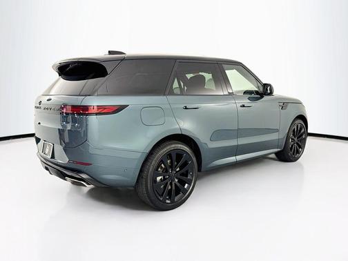 Giola Green Metallic 2026 Land Rover Range Rover Sport SE