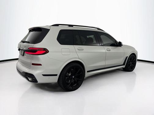 Mineral White Metallic 2026 BMW X7 xDrive40i