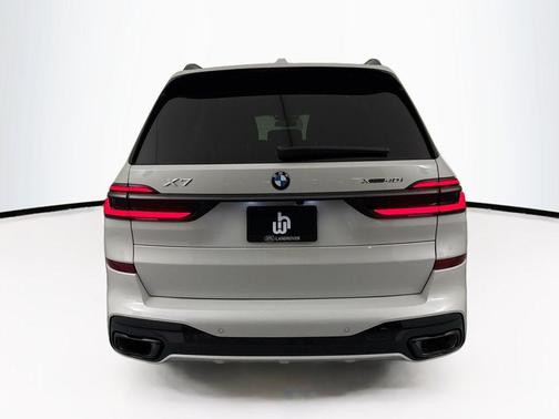 Mineral White Metallic 2026 BMW X7 xDrive40i