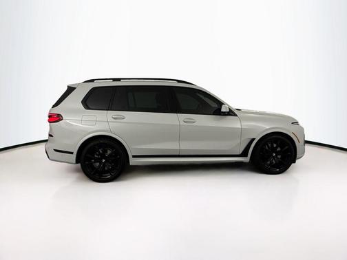 Mineral White Metallic 2026 BMW X7 xDrive40i