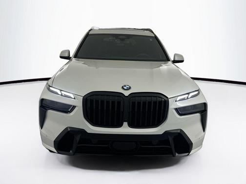 Mineral White Metallic 2026 BMW X7 xDrive40i