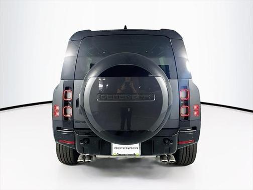 2025 Land Rover Defender 110 V8