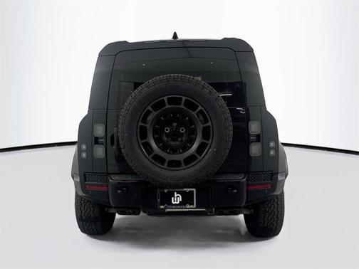 2026 Land Rover Defender P635 OCTA Black