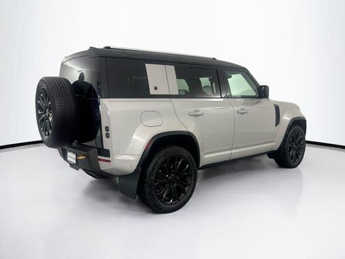 Borasco Grey Metallic 2026 Land Rover Defender P635 OCTA