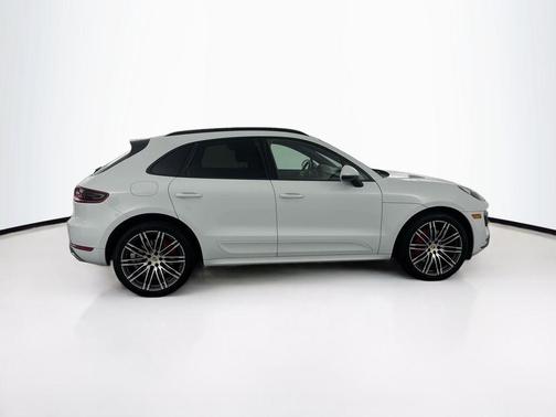 Carrara White Metallic 2017 Porsche Macan Macan Turbo