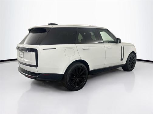 2026 Land Rover Range Rover P550e SE