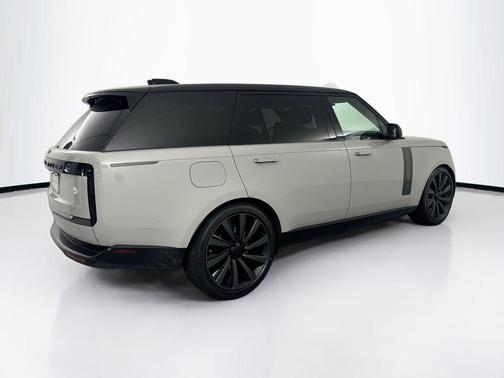 2026 Land Rover Range Rover P615 SV